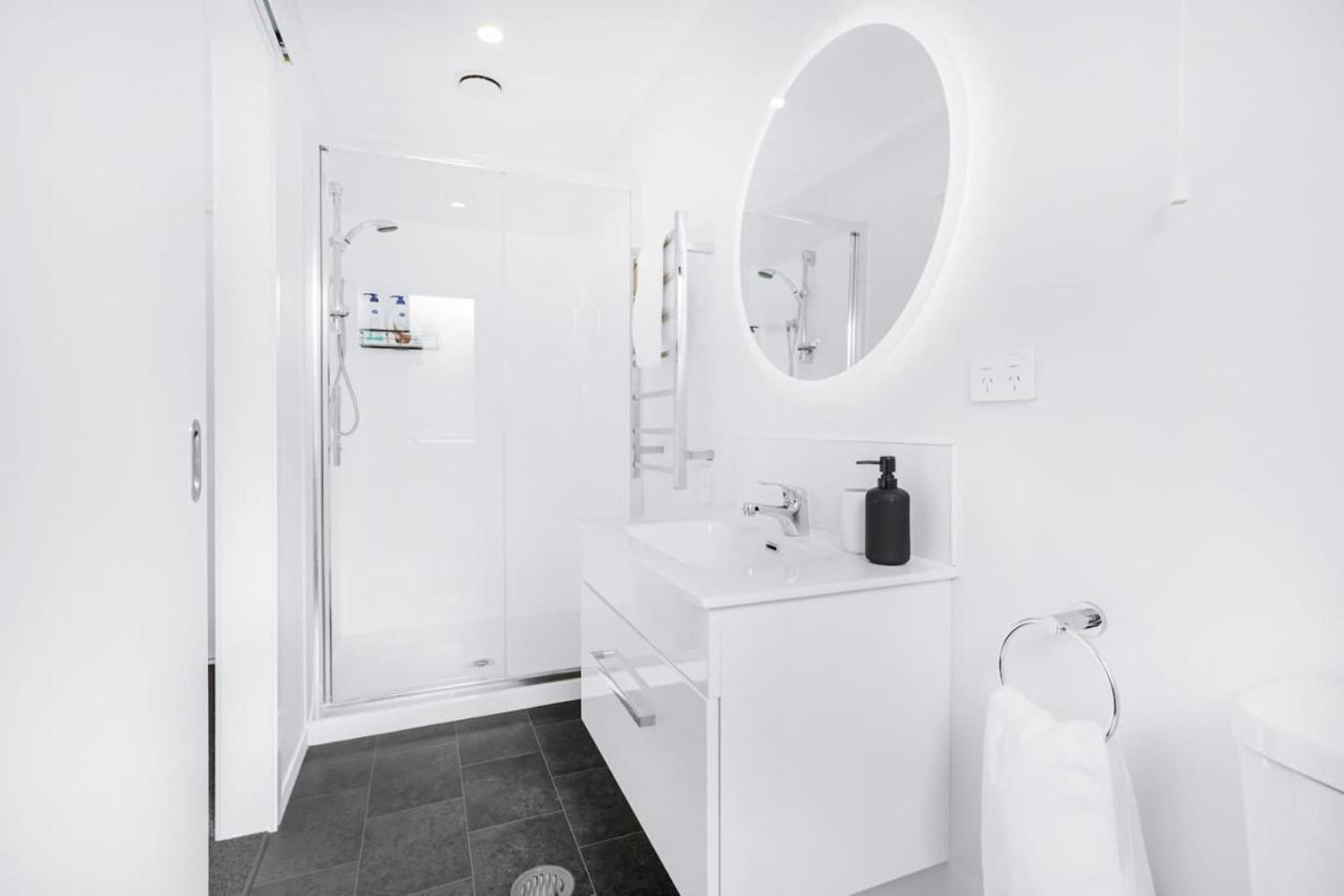 King Bed, Modern And Peaceful - By Kosh Bnb Hamilton Exterior photo